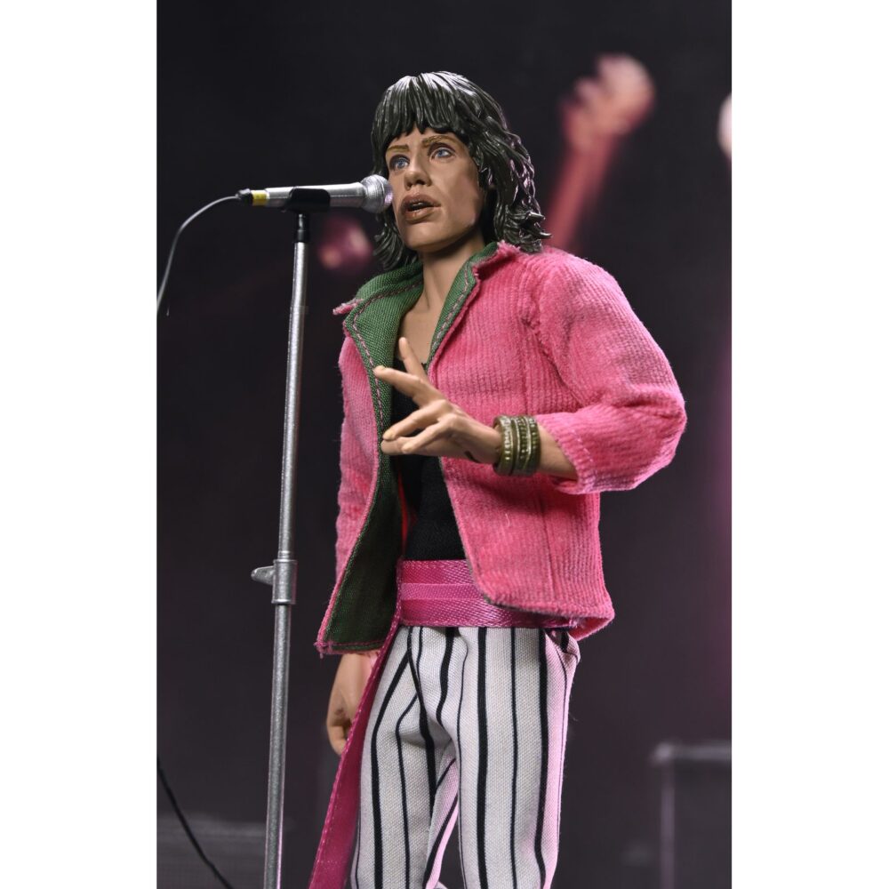 Mick jagger the rolling stones 1975. Neca suma a su colección chothed action esta figura articulada de mick jagger inspirada en el aspecto que solía lucir el cantante de "the rolling stones" en los conciertos de los 70. Mide2 0 cm de alto y cuenta con ropa a medida. Incluye 1x placa facial adicional, 1x mano intercambiable, 1x disco del álbum "sticky fingers" con su correspodiente funda y 1x micrófono con pie. Se presenta en una caja con ventana.