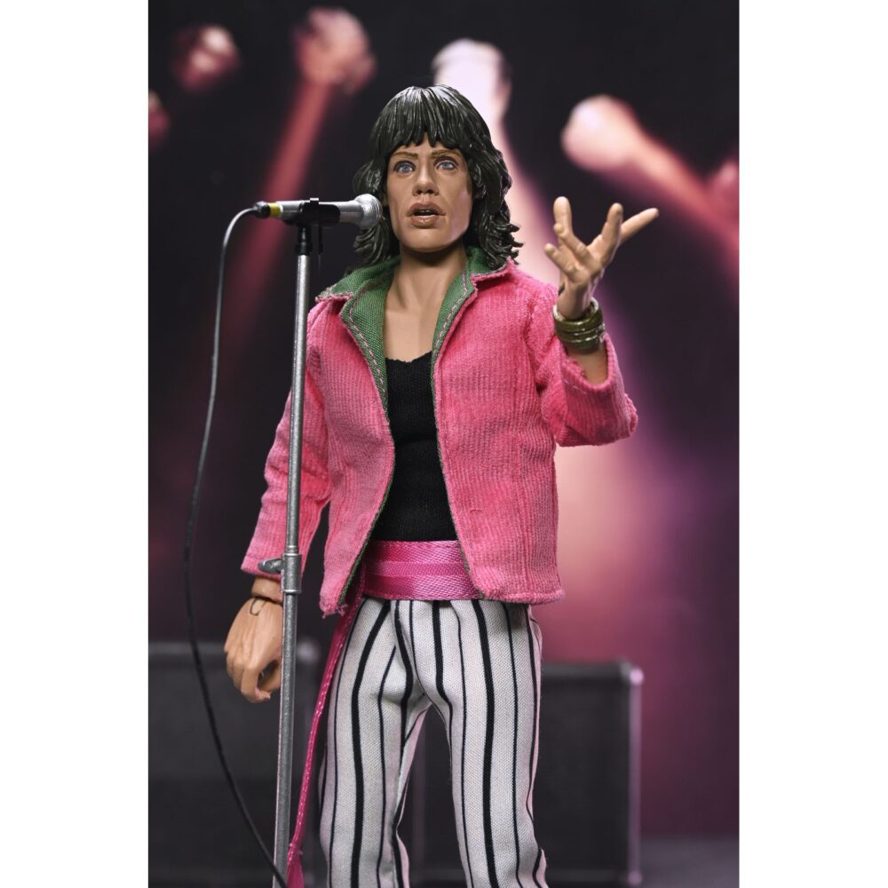 Mick jagger the rolling stones 1975. Neca suma a su colección chothed action esta figura articulada de mick jagger inspirada en el aspecto que solía lucir el cantante de "the rolling stones" en los conciertos de los 70. Mide2 0 cm de alto y cuenta con ropa a medida. Incluye 1x placa facial adicional, 1x mano intercambiable, 1x disco del álbum "sticky fingers" con su correspodiente funda y 1x micrófono con pie. Se presenta en una caja con ventana.