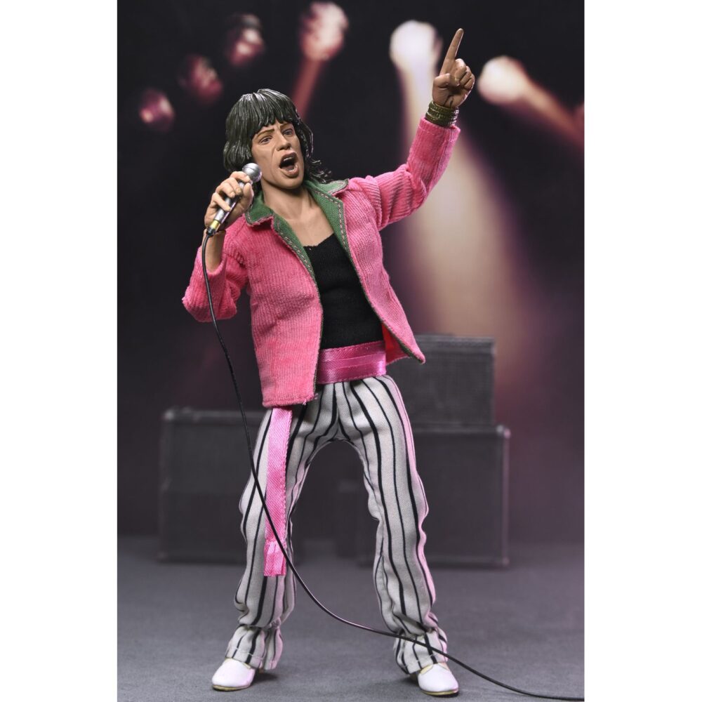 Mick jagger the rolling stones 1975. Neca suma a su colección chothed action esta figura articulada de mick jagger inspirada en el aspecto que solía lucir el cantante de "the rolling stones" en los conciertos de los 70. Mide2 0 cm de alto y cuenta con ropa a medida. Incluye 1x placa facial adicional, 1x mano intercambiable, 1x disco del álbum "sticky fingers" con su correspodiente funda y 1x micrófono con pie. Se presenta en una caja con ventana.