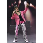 MICK JAGGER THE ROLLING STONES 1975. Neca suma a su colección Chothed Action esta figura articulada de Mick Jagger inspirada en el aspecto que solía lucir el cantante de "The Rolling Stones" en los conciertos de los 70. Mide2 0 cm de alto y cuenta con ropa a medida. Incluye 1x placa facial adicional, 1x mano intercambiable, 1x disco del álbum "Sticky Fingers" con su correspodiente funda y 1x micrófono con pie. Se presenta en una caja con ventana.