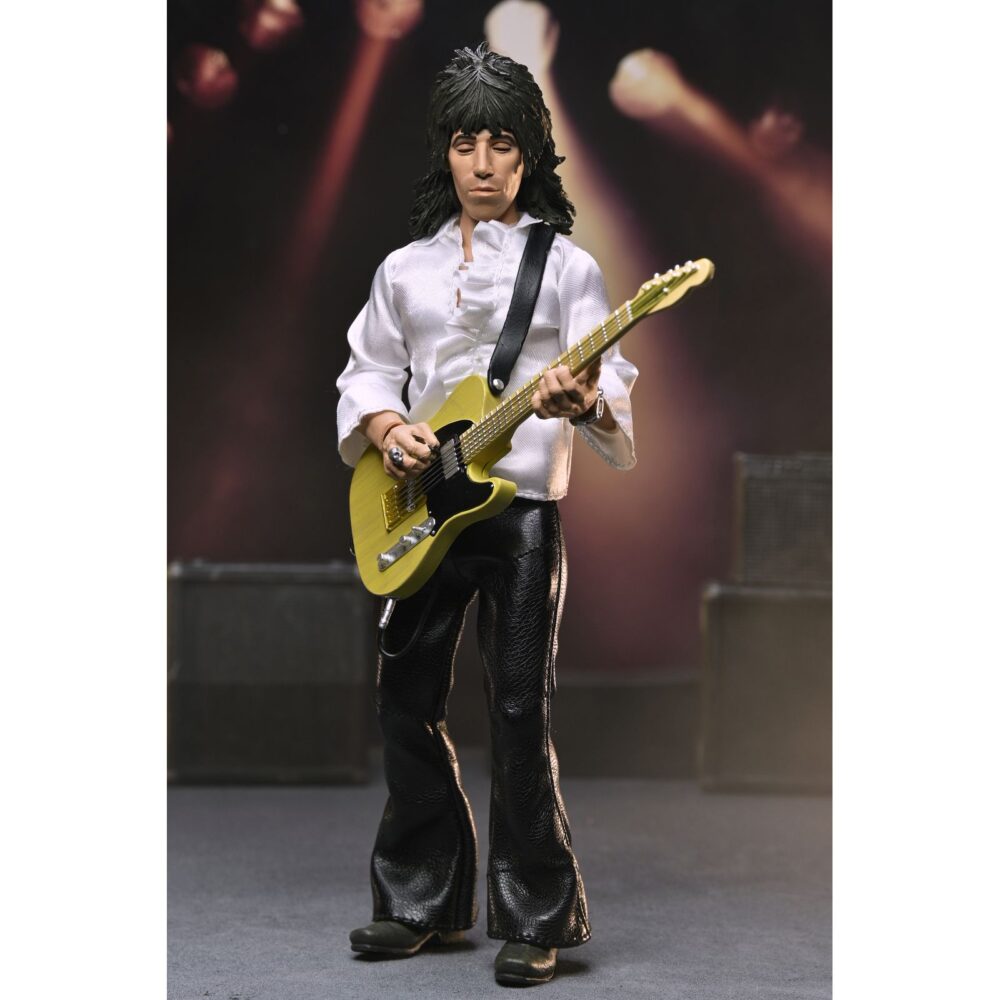 Keith richards the rolling stones 1975. Neca añade a su colección chothed action esta figura articulada de keith richards inspirada en el aspecto que solía lucir el guitarrista de "the rolling stones" en los conciertos de los 70. La figura mide 20 cm y cuenta con ropa a medida. Incluye 1x placa facial adicional, 1x guitarra fender y 1x disco del álbum "let it bleed" con su correspodiente funda. Se presenta en una caja con ventana.