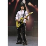KEITH RICHARDS THE ROLLING STONES 1975. Neca añade a su colección Chothed Action esta figura articulada de Keith Richards inspirada en el aspecto que solía lucir el guitarrista de "The Rolling Stones" en los conciertos de los 70. La figura mide 20 cm y cuenta con ropa a medida. Incluye 1x placa facial adicional, 1x guitarra Fender y 1x disco del álbum "Let it Bleed" con su correspodiente funda. Se presenta en una caja con ventana.