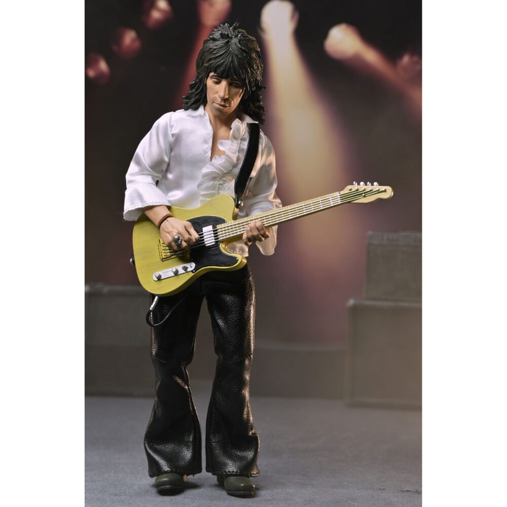 Keith richards the rolling stones 1975. Neca añade a su colección chothed action esta figura articulada de keith richards inspirada en el aspecto que solía lucir el guitarrista de "the rolling stones" en los conciertos de los 70. La figura mide 20 cm y cuenta con ropa a medida. Incluye 1x placa facial adicional, 1x guitarra fender y 1x disco del álbum "let it bleed" con su correspodiente funda. Se presenta en una caja con ventana.