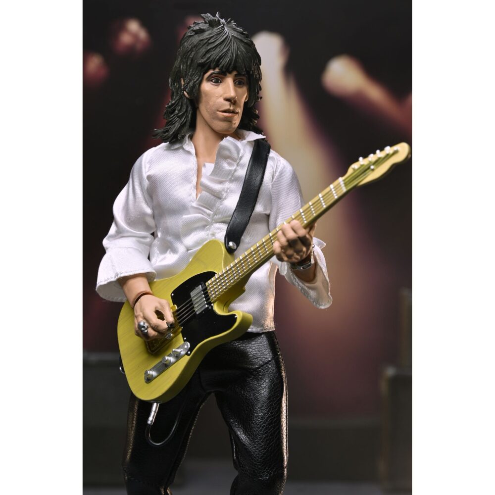 Keith richards the rolling stones 1975. Neca añade a su colección chothed action esta figura articulada de keith richards inspirada en el aspecto que solía lucir el guitarrista de "the rolling stones" en los conciertos de los 70. La figura mide 20 cm y cuenta con ropa a medida. Incluye 1x placa facial adicional, 1x guitarra fender y 1x disco del álbum "let it bleed" con su correspodiente funda. Se presenta en una caja con ventana.