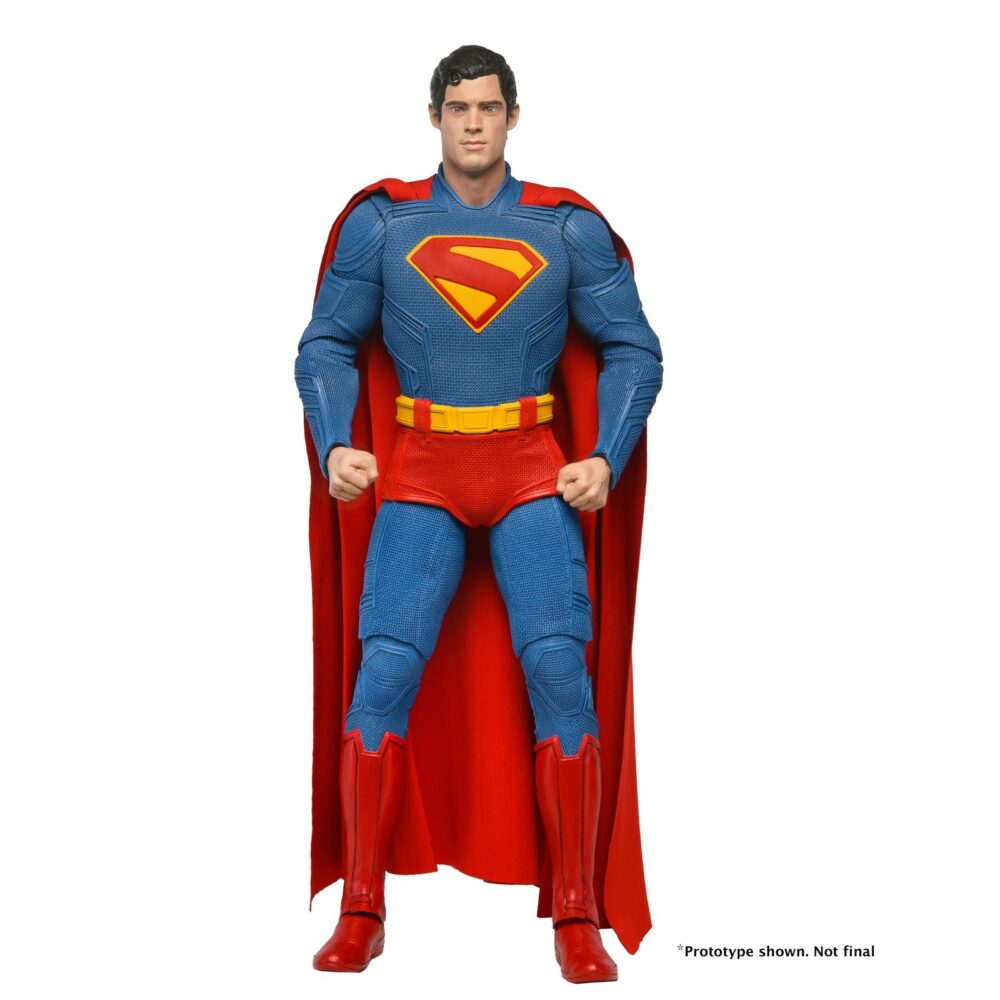 Superman (2025) dc neca 1/4. Neca presenta esta figura articulada a escala 1/4 de superman, basada en la película homónima del 2025 del universo dc studios. Mide aproximadamente 46 cm de alto y reproduce fielmente el aspecto del personaje interpretado por david corenswet, incluye una capa de tela y un nivel de detalle excepcional en el traje ya que ha sido escaneado directamente del modelo utilizado en el rodaje. Posee múltiples puntos de articulación para recrear una gran variedad de poses. Se presenta en una caja ilustrada con ventana.