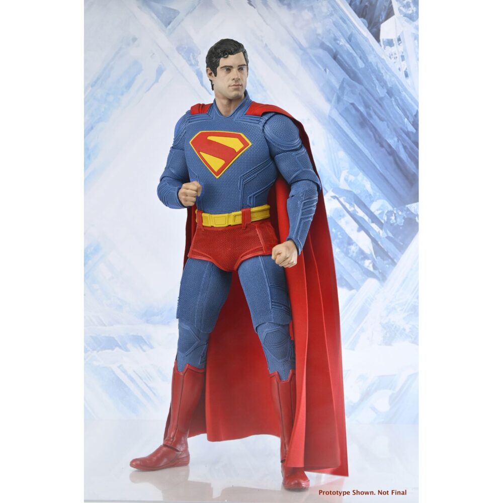 Superman (2025) dc neca 1/4. Neca presenta esta figura articulada a escala 1/4 de superman, basada en la película homónima del 2025 del universo dc studios. Mide aproximadamente 46 cm de alto y reproduce fielmente el aspecto del personaje interpretado por david corenswet, incluye una capa de tela y un nivel de detalle excepcional en el traje ya que ha sido escaneado directamente del modelo utilizado en el rodaje. Posee múltiples puntos de articulación para recrear una gran variedad de poses. Se presenta en una caja ilustrada con ventana.