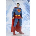 SUPERMAN (2025) DC NECA 1/4. Neca presenta esta figura articulada a escala 1/4 de Superman, basada en la película homónima del 2025 del universo DC Studios. Mide aproximadamente 46 cm de alto y reproduce fielmente el aspecto del personaje interpretado por David Corenswet, incluye una capa de tela y un nivel de detalle excepcional en el traje ya que ha sido escaneado directamente del modelo utilizado en el rodaje. Posee múltiples puntos de articulación para recrear una gran variedad de poses. Se presenta en una caja ilustrada con ventana.