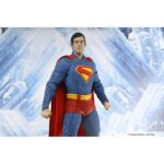 SUPERMAN (2025) DC NECA 1/4. Neca presenta esta figura articulada a escala 1/4 de Superman, basada en la película homónima del 2025 del universo DC Studios. Mide aproximadamente 46 cm de alto y reproduce fielmente el aspecto del personaje interpretado por David Corenswet, incluye una capa de tela y un nivel de detalle excepcional en el traje ya que ha sido escaneado directamente del modelo utilizado en el rodaje. Posee múltiples puntos de articulación para recrear una gran variedad de poses. Se presenta en una caja ilustrada con ventana.