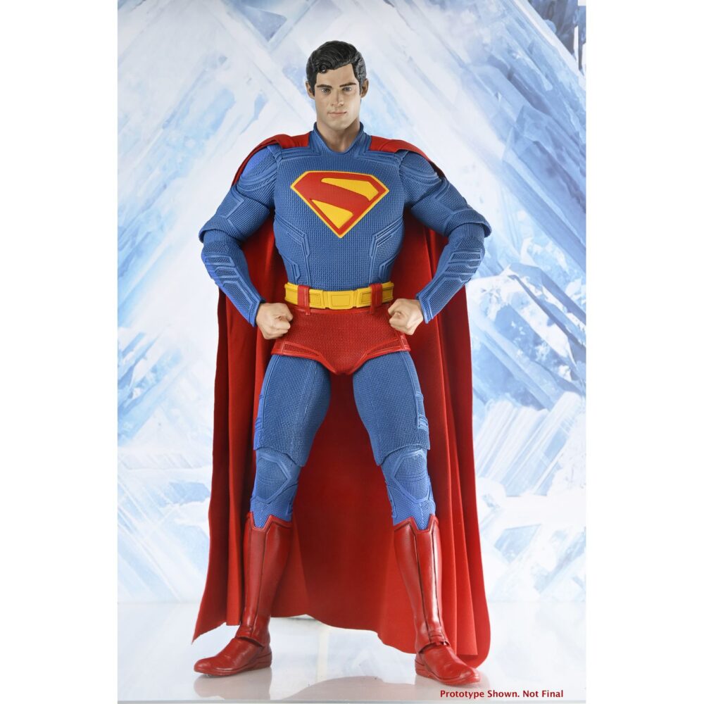 Superman (2025) dc neca 1/4. Neca presenta esta figura articulada a escala 1/4 de superman, basada en la película homónima del 2025 del universo dc studios. Mide aproximadamente 46 cm de alto y reproduce fielmente el aspecto del personaje interpretado por david corenswet, incluye una capa de tela y un nivel de detalle excepcional en el traje ya que ha sido escaneado directamente del modelo utilizado en el rodaje. Posee múltiples puntos de articulación para recrear una gran variedad de poses. Se presenta en una caja ilustrada con ventana.