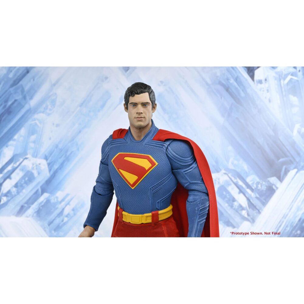 Superman (2025) dc neca 1/4. Neca presenta esta figura articulada a escala 1/4 de superman, basada en la película homónima del 2025 del universo dc studios. Mide aproximadamente 46 cm de alto y reproduce fielmente el aspecto del personaje interpretado por david corenswet, incluye una capa de tela y un nivel de detalle excepcional en el traje ya que ha sido escaneado directamente del modelo utilizado en el rodaje. Posee múltiples puntos de articulación para recrear una gran variedad de poses. Se presenta en una caja ilustrada con ventana.