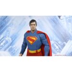 SUPERMAN (2025) DC NECA 1/4. Neca presenta esta figura articulada a escala 1/4 de Superman, basada en la película homónima del 2025 del universo DC Studios. Mide aproximadamente 46 cm de alto y reproduce fielmente el aspecto del personaje interpretado por David Corenswet, incluye una capa de tela y un nivel de detalle excepcional en el traje ya que ha sido escaneado directamente del modelo utilizado en el rodaje. Posee múltiples puntos de articulación para recrear una gran variedad de poses. Se presenta en una caja ilustrada con ventana.