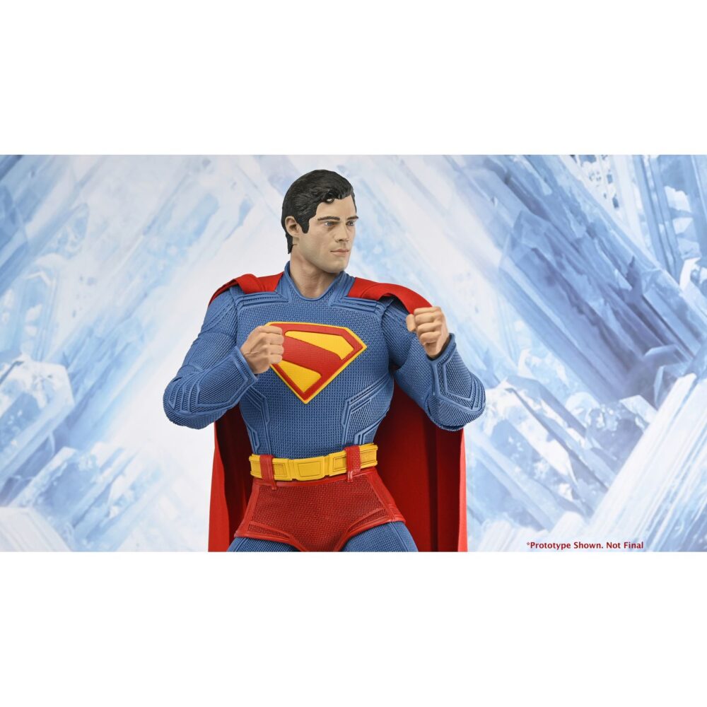 Superman (2025) dc neca 1/4. Neca presenta esta figura articulada a escala 1/4 de superman, basada en la película homónima del 2025 del universo dc studios. Mide aproximadamente 46 cm de alto y reproduce fielmente el aspecto del personaje interpretado por david corenswet, incluye una capa de tela y un nivel de detalle excepcional en el traje ya que ha sido escaneado directamente del modelo utilizado en el rodaje. Posee múltiples puntos de articulación para recrear una gran variedad de poses. Se presenta en una caja ilustrada con ventana.