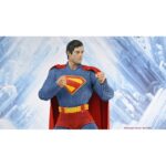 SUPERMAN (2025) DC NECA 1/4. Neca presenta esta figura articulada a escala 1/4 de Superman, basada en la película homónima del 2025 del universo DC Studios. Mide aproximadamente 46 cm de alto y reproduce fielmente el aspecto del personaje interpretado por David Corenswet, incluye una capa de tela y un nivel de detalle excepcional en el traje ya que ha sido escaneado directamente del modelo utilizado en el rodaje. Posee múltiples puntos de articulación para recrear una gran variedad de poses. Se presenta en una caja ilustrada con ventana.