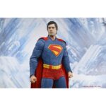 SUPERMAN (2025) DC NECA 1/4. Neca presenta esta figura articulada a escala 1/4 de Superman, basada en la película homónima del 2025 del universo DC Studios. Mide aproximadamente 46 cm de alto y reproduce fielmente el aspecto del personaje interpretado por David Corenswet, incluye una capa de tela y un nivel de detalle excepcional en el traje ya que ha sido escaneado directamente del modelo utilizado en el rodaje. Posee múltiples puntos de articulación para recrear una gran variedad de poses. Se presenta en una caja ilustrada con ventana.