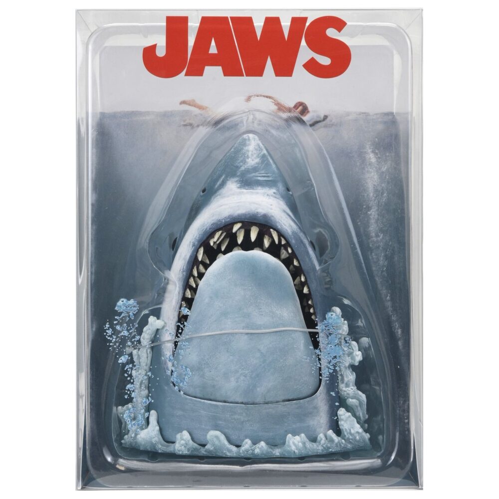 Jaws 50th anniversary poster series display. Con motivo del 50 aniversario de su estreno, neca presenta este diorama que reproduce el icónico póster pintado por roger kastel de la película de 1975 “jaws” (“tiburón” en españa). El tiburón del diorama cuenta con una mandíbula articulada y emerge de una base que imita el agua con burbujas esculpidas para atacar a la indefensa bañista de la superficie. Se presenta en una caja con ventana transparente y con con un fondo que recrea el póster clásico.