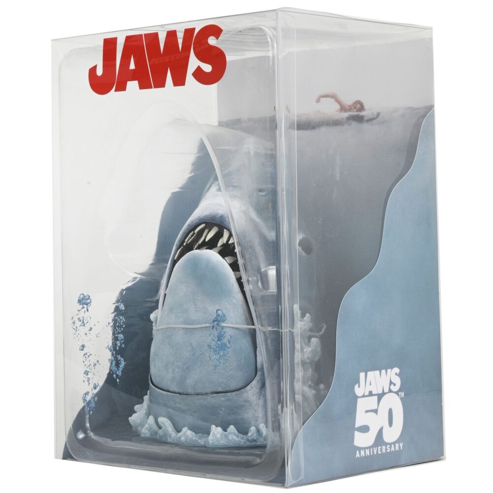 Jaws 50th anniversary poster series display. Con motivo del 50 aniversario de su estreno, neca presenta este diorama que reproduce el icónico póster pintado por roger kastel de la película de 1975 “jaws” (“tiburón” en españa). El tiburón del diorama cuenta con una mandíbula articulada y emerge de una base que imita el agua con burbujas esculpidas para atacar a la indefensa bañista de la superficie. Se presenta en una caja con ventana transparente y con con un fondo que recrea el póster clásico.