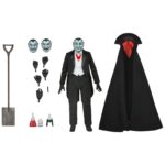 ULTIMATE GRANDPA MUNSTER THE MUNSTERS. Neca incorpora a su colección Ultimate Scale Action esta figura articulada del abuelo Munster basada en el personaja de la serie de televisión de los años 60 “The Munsters” ("La familia Monster" en España). Mide aproximadamente 18 cm y cuenta con un diseño detallado que captura el encanto travieso del personaje interpretado por Al Lewis. Incluye 1x capa de tela, 2x cabezas intercambiables, 5x manos adicionales, 1x pala y 3x vitrales diferentes. Se presenta en una caja con ventana y solapa frontal.