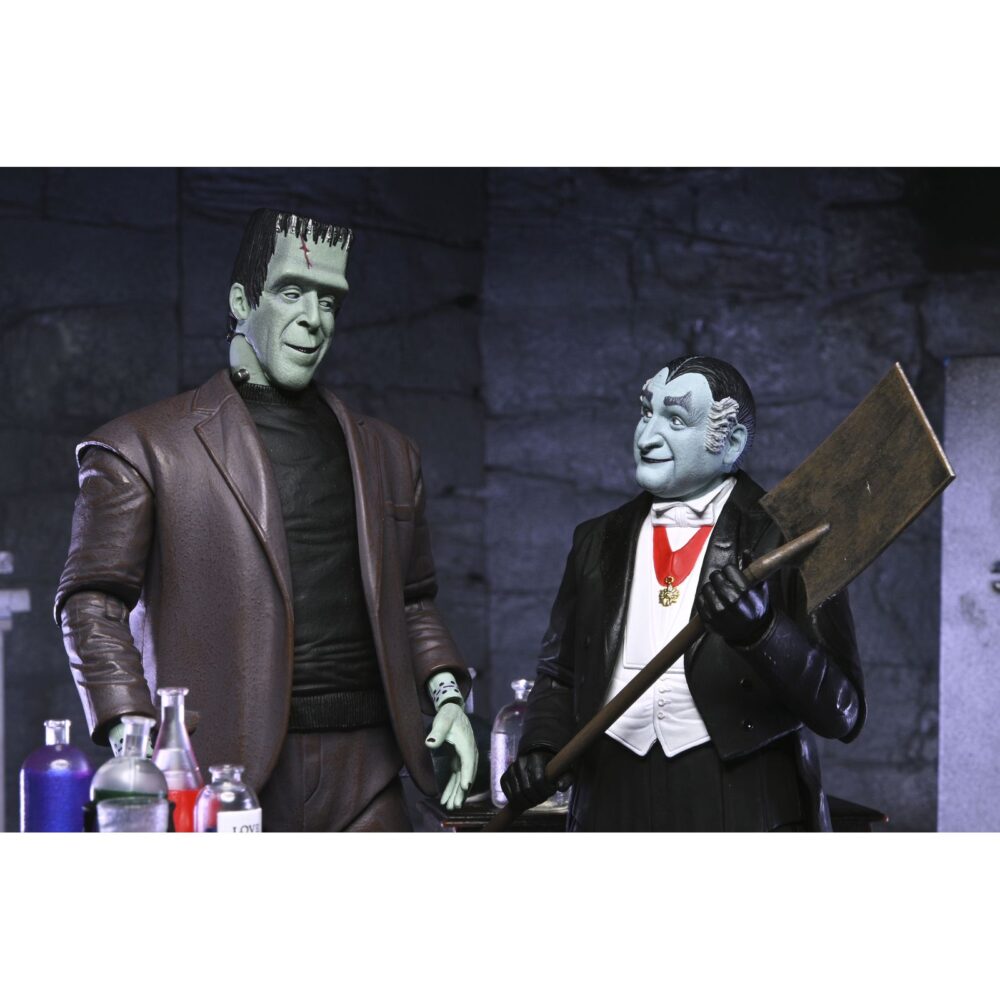 Ultimate herman munster the munsters. Neca incorpora a su colección ultimate scale action esta figura articulada del abuelo munster basada en el personaja de la serie de televisión de los años 60 “the munsters” ("la familia monster" en españa). Mide aproximadamente 18 cm y cuenta con un diseño detallado que captura el encanto travieso del personaje interpretado por al lewis. Incluye 1x capa de tela, 2x cabezas intercambiables, 5x manos adicionales, 1x pala y 3x vitrales diferentes. Se presenta en una caja con ventana y solapa frontal.