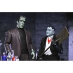ULTIMATE HERMAN MUNSTER THE MUNSTERS. Neca incorpora a su colección Ultimate Scale Action esta figura articulada del abuelo Munster basada en el personaja de la serie de televisión de los años 60 “The Munsters” ("La familia Monster" en España). Mide aproximadamente 18 cm y cuenta con un diseño detallado que captura el encanto travieso del personaje interpretado por Al Lewis. Incluye 1x capa de tela, 2x cabezas intercambiables, 5x manos adicionales, 1x pala y 3x vitrales diferentes. Se presenta en una caja con ventana y solapa frontal.