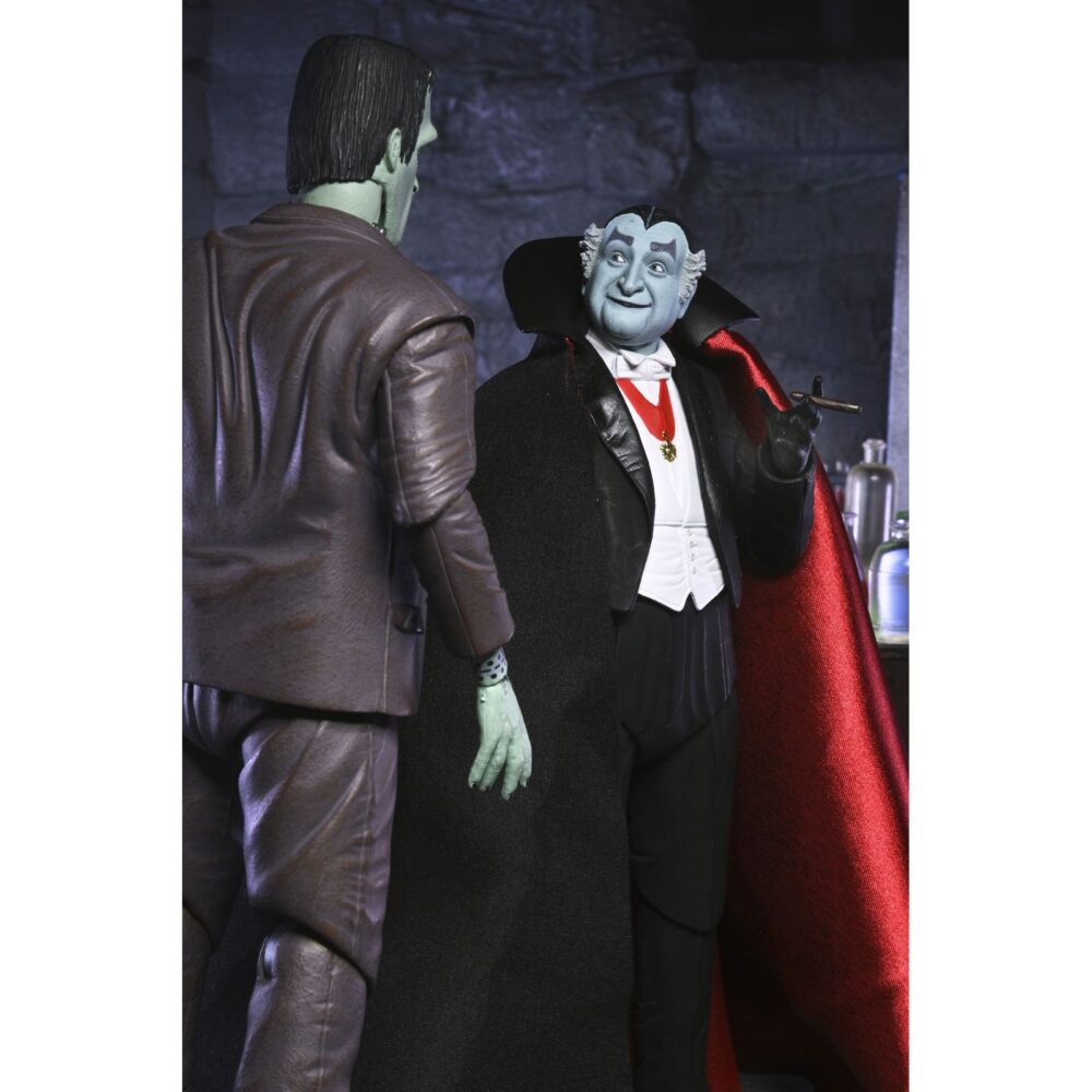 Ultimate herman munster the munsters. Neca incorpora a su colección ultimate scale action esta figura articulada del abuelo munster basada en el personaja de la serie de televisión de los años 60 “the munsters” ("la familia monster" en españa). Mide aproximadamente 18 cm y cuenta con un diseño detallado que captura el encanto travieso del personaje interpretado por al lewis. Incluye 1x capa de tela, 2x cabezas intercambiables, 5x manos adicionales, 1x pala y 3x vitrales diferentes. Se presenta en una caja con ventana y solapa frontal.