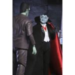 ULTIMATE HERMAN MUNSTER THE MUNSTERS. Neca incorpora a su colección Ultimate Scale Action esta figura articulada del abuelo Munster basada en el personaja de la serie de televisión de los años 60 “The Munsters” ("La familia Monster" en España). Mide aproximadamente 18 cm y cuenta con un diseño detallado que captura el encanto travieso del personaje interpretado por Al Lewis. Incluye 1x capa de tela, 2x cabezas intercambiables, 5x manos adicionales, 1x pala y 3x vitrales diferentes. Se presenta en una caja con ventana y solapa frontal.