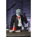 ULTIMATE GRANDPA MUNSTER THE MUNSTERS. Neca incorpora a su colección Ultimate Scale Action esta figura articulada del abuelo Munster basada en el personaja de la serie de televisión de los años 60 “The Munsters” ("La familia Monster" en España). Mide aproximadamente 18 cm y cuenta con un diseño detallado que captura el encanto travieso del personaje interpretado por Al Lewis. Incluye 1x capa de tela, 2x cabezas intercambiables, 5x manos adicionales, 1x pala y 3x vitrales diferentes. Se presenta en una caja con ventana y solapa frontal.