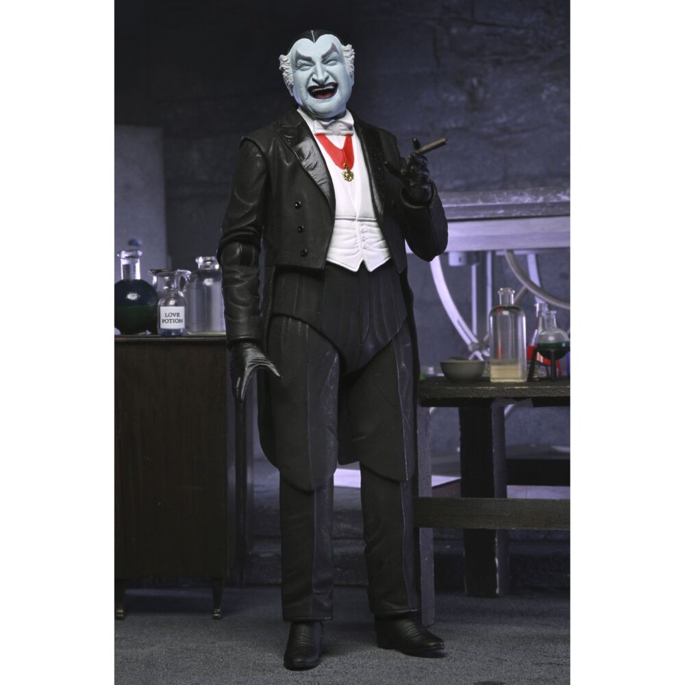 Ultimate grandpa munster the munsters. Neca incorpora a su colección ultimate scale action esta figura articulada del abuelo munster basada en el personaja de la serie de televisión de los años 60 “the munsters” ("la familia monster" en españa). Mide aproximadamente 18 cm y cuenta con un diseño detallado que captura el encanto travieso del personaje interpretado por al lewis. Incluye 1x capa de tela, 2x cabezas intercambiables, 5x manos adicionales, 1x pala y 3x vitrales diferentes. Se presenta en una caja con ventana y solapa frontal.