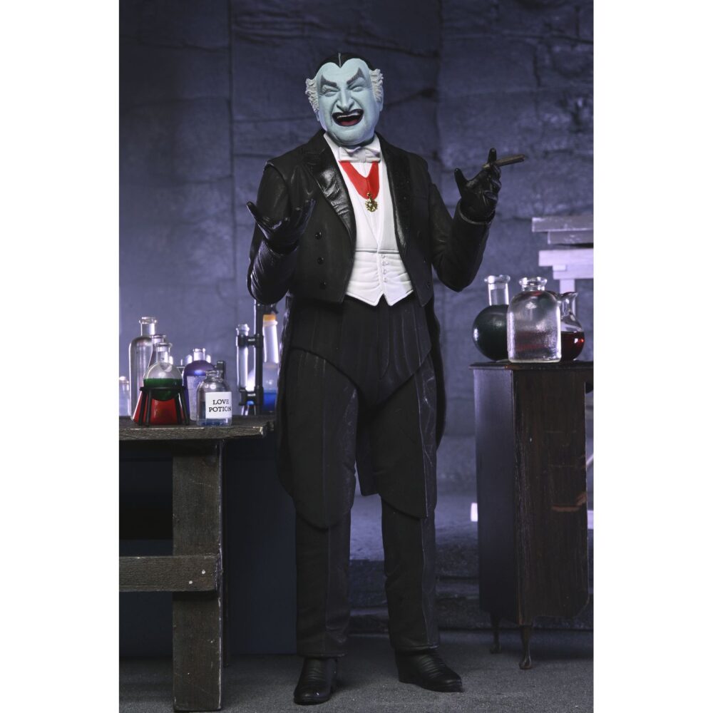 Ultimate grandpa munster the munsters. Neca incorpora a su colección ultimate scale action esta figura articulada del abuelo munster basada en el personaja de la serie de televisión de los años 60 “the munsters” ("la familia monster" en españa). Mide aproximadamente 18 cm y cuenta con un diseño detallado que captura el encanto travieso del personaje interpretado por al lewis. Incluye 1x capa de tela, 2x cabezas intercambiables, 5x manos adicionales, 1x pala y 3x vitrales diferentes. Se presenta en una caja con ventana y solapa frontal.