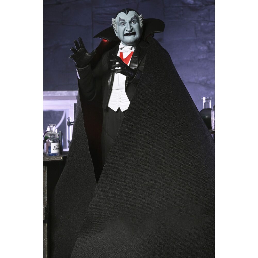 Ultimate grandpa munster the munsters. Neca incorpora a su colección ultimate scale action esta figura articulada del abuelo munster basada en el personaja de la serie de televisión de los años 60 “the munsters” ("la familia monster" en españa). Mide aproximadamente 18 cm y cuenta con un diseño detallado que captura el encanto travieso del personaje interpretado por al lewis. Incluye 1x capa de tela, 2x cabezas intercambiables, 5x manos adicionales, 1x pala y 3x vitrales diferentes. Se presenta en una caja con ventana y solapa frontal.