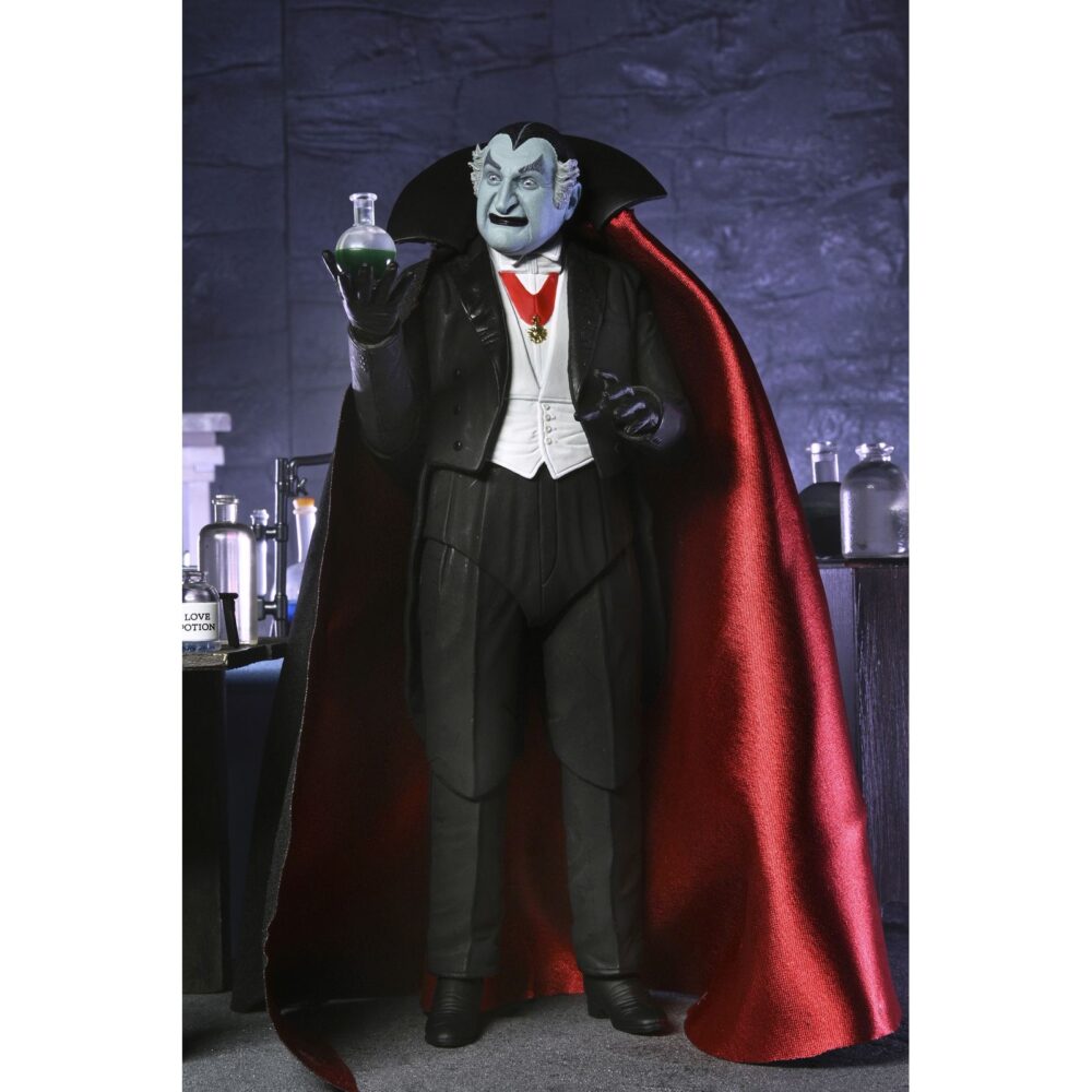 Ultimate grandpa munster the munsters. Neca incorpora a su colección ultimate scale action esta figura articulada del abuelo munster basada en el personaja de la serie de televisión de los años 60 “the munsters” ("la familia monster" en españa). Mide aproximadamente 18 cm y cuenta con un diseño detallado que captura el encanto travieso del personaje interpretado por al lewis. Incluye 1x capa de tela, 2x cabezas intercambiables, 5x manos adicionales, 1x pala y 3x vitrales diferentes. Se presenta en una caja con ventana y solapa frontal.