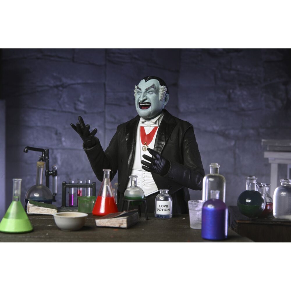 Ultimate grandpa munster the munsters. Neca incorpora a su colección ultimate scale action esta figura articulada del abuelo munster basada en el personaja de la serie de televisión de los años 60 “the munsters” ("la familia monster" en españa). Mide aproximadamente 18 cm y cuenta con un diseño detallado que captura el encanto travieso del personaje interpretado por al lewis. Incluye 1x capa de tela, 2x cabezas intercambiables, 5x manos adicionales, 1x pala y 3x vitrales diferentes. Se presenta en una caja con ventana y solapa frontal.