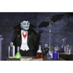 ULTIMATE GRANDPA MUNSTER THE MUNSTERS. Neca incorpora a su colección Ultimate Scale Action esta figura articulada del abuelo Munster basada en el personaja de la serie de televisión de los años 60 “The Munsters” ("La familia Monster" en España). Mide aproximadamente 18 cm y cuenta con un diseño detallado que captura el encanto travieso del personaje interpretado por Al Lewis. Incluye 1x capa de tela, 2x cabezas intercambiables, 5x manos adicionales, 1x pala y 3x vitrales diferentes. Se presenta en una caja con ventana y solapa frontal.