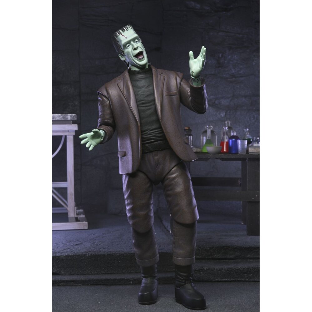 Ultimate herman munster the munsters. Neca incorpora a su colección ultimate scale action esta figura articulada del abuelo munster basada en el personaja de la serie de televisión de los años 60 “the munsters” ("la familia monster" en españa). Mide aproximadamente 18 cm y cuenta con un diseño detallado que captura el encanto travieso del personaje interpretado por al lewis. Incluye 1x capa de tela, 2x cabezas intercambiables, 5x manos adicionales, 1x pala y 3x vitrales diferentes. Se presenta en una caja con ventana y solapa frontal.