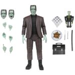 ULTIMATE HERMAN MUNSTER THE MUNSTERS. Neca incorpora a su colección Ultimate Scale Action esta figura articulada del abuelo Munster basada en el personaja de la serie de televisión de los años 60 “The Munsters” ("La familia Monster" en España). Mide aproximadamente 18 cm y cuenta con un diseño detallado que captura el encanto travieso del personaje interpretado por Al Lewis. Incluye 1x capa de tela, 2x cabezas intercambiables, 5x manos adicionales, 1x pala y 3x vitrales diferentes. Se presenta en una caja con ventana y solapa frontal.