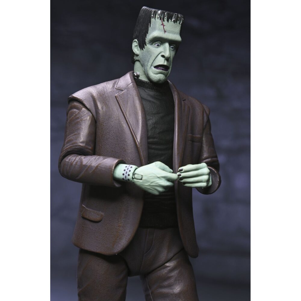 Ultimate herman munster the munsters. Neca incorpora a su colección ultimate scale action esta figura articulada del abuelo munster basada en el personaja de la serie de televisión de los años 60 “the munsters” ("la familia monster" en españa). Mide aproximadamente 18 cm y cuenta con un diseño detallado que captura el encanto travieso del personaje interpretado por al lewis. Incluye 1x capa de tela, 2x cabezas intercambiables, 5x manos adicionales, 1x pala y 3x vitrales diferentes. Se presenta en una caja con ventana y solapa frontal.