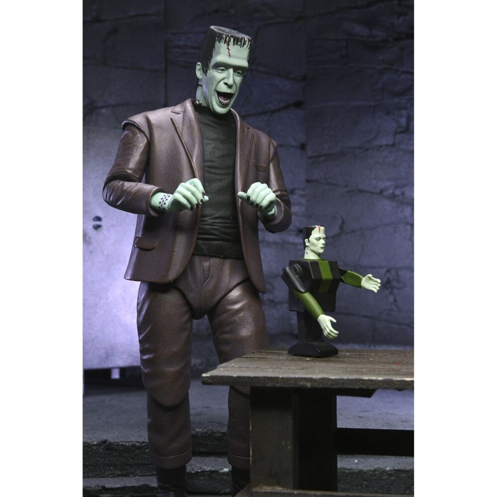 Ultimate herman munster the munsters. Neca incorpora a su colección ultimate scale action esta figura articulada del abuelo munster basada en el personaja de la serie de televisión de los años 60 “the munsters” ("la familia monster" en españa). Mide aproximadamente 18 cm y cuenta con un diseño detallado que captura el encanto travieso del personaje interpretado por al lewis. Incluye 1x capa de tela, 2x cabezas intercambiables, 5x manos adicionales, 1x pala y 3x vitrales diferentes. Se presenta en una caja con ventana y solapa frontal.