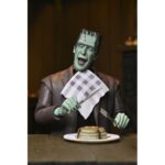ULTIMATE HERMAN MUNSTER THE MUNSTERS. Neca incorpora a su colección Ultimate Scale Action esta figura articulada del abuelo Munster basada en el personaja de la serie de televisión de los años 60 “The Munsters” ("La familia Monster" en España). Mide aproximadamente 18 cm y cuenta con un diseño detallado que captura el encanto travieso del personaje interpretado por Al Lewis. Incluye 1x capa de tela, 2x cabezas intercambiables, 5x manos adicionales, 1x pala y 3x vitrales diferentes. Se presenta en una caja con ventana y solapa frontal.