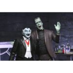 ULTIMATE HERMAN MUNSTER THE MUNSTERS. Neca incorpora a su colección Ultimate Scale Action esta figura articulada del abuelo Munster basada en el personaja de la serie de televisión de los años 60 “The Munsters” ("La familia Monster" en España). Mide aproximadamente 18 cm y cuenta con un diseño detallado que captura el encanto travieso del personaje interpretado por Al Lewis. Incluye 1x capa de tela, 2x cabezas intercambiables, 5x manos adicionales, 1x pala y 3x vitrales diferentes. Se presenta en una caja con ventana y solapa frontal.