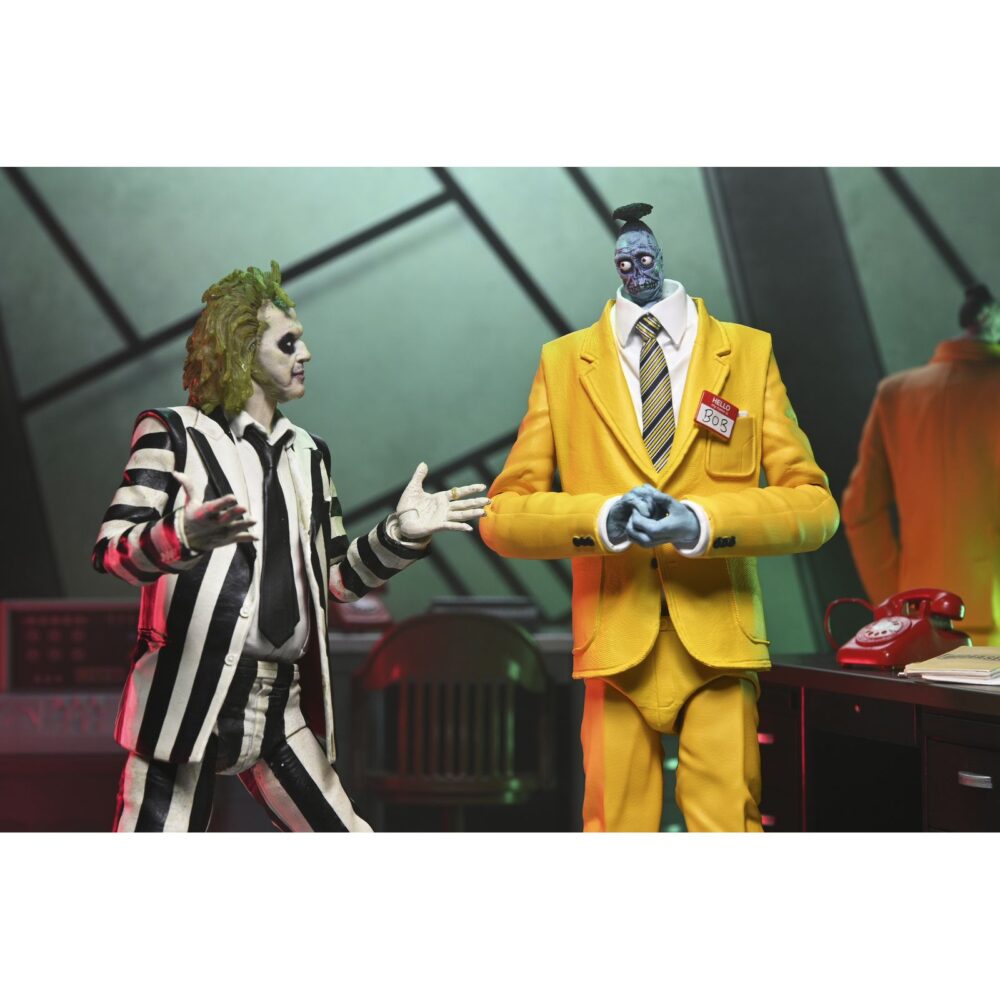 Ultimate bob beetlejuice beetlejuice. Neca introduce en su colección ultimate scale action esta figura articulada de bob inspirada en el personaje de la película “beetlejuice beetlejuice” ("bitelchús bitelchús" en españa). El número uno del equipo de bitelchús se presenta en la oficina con su traje amarillo para ayudar a su jefe. La figura mide 18 cm de alto e incluye 4x cabezas intercambiables, 16x manos adicionales, 2x cuellos de camisa con corbata, 2x bolsillos con identificación y 1x archivo de desaparecidos. Se presenta en una caja con ventana y solapa frontal.