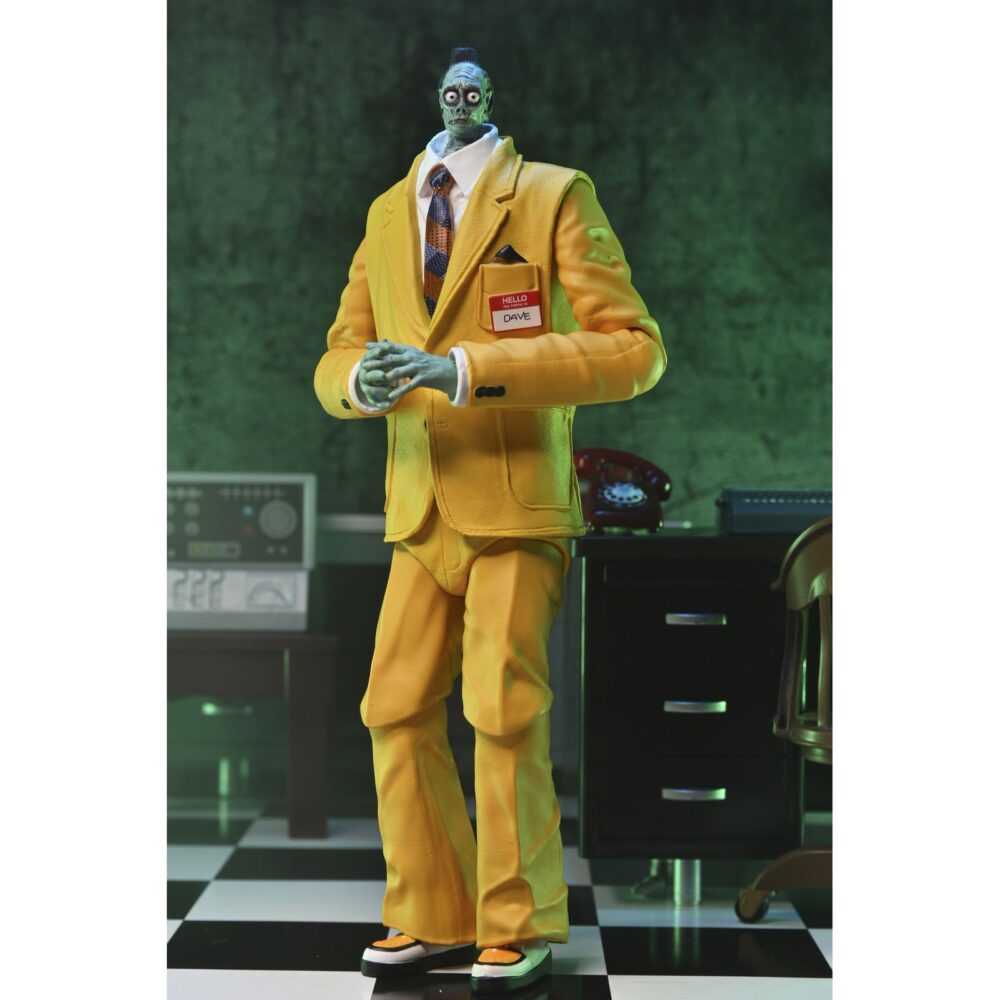 Ultimate bob beetlejuice beetlejuice. Neca introduce en su colección ultimate scale action esta figura articulada de bob inspirada en el personaje de la película “beetlejuice beetlejuice” ("bitelchús bitelchús" en españa). El número uno del equipo de bitelchús se presenta en la oficina con su traje amarillo para ayudar a su jefe. La figura mide 18 cm de alto e incluye 4x cabezas intercambiables, 16x manos adicionales, 2x cuellos de camisa con corbata, 2x bolsillos con identificación y 1x archivo de desaparecidos. Se presenta en una caja con ventana y solapa frontal.