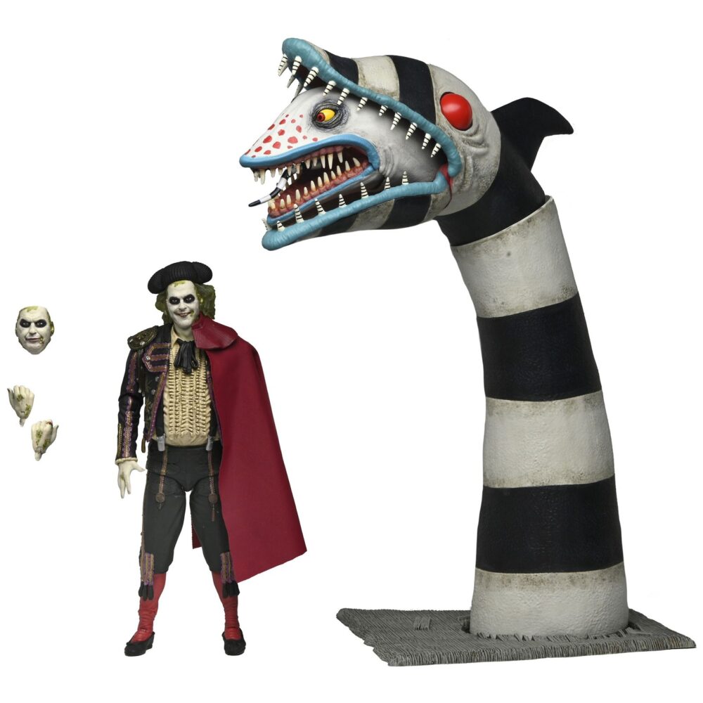 Ultimate “matador” beetlejuice y sandworm. Neca incorpora a su colección ultimate scale action este pack de 2 figuras articuladas de bitelchús y del gusano de arena, basadas en los personajes de la película del 2024 de tim burton "beetlejuice beetlejuice" ("bitelchús bitelchús" en españa). La figura del protagonista con su traje de torero mide aproximadamente 18 cm de alto, mientras que la del gusano de arena tiene 30,5 cm de altura y cuenta con una base imitando el suelo roto de la iglesia. Se incluye 1x capa de tela, 1x placa facial y 2x manos para la figura de bitelchús. Se presentan en una caja ilustrada con ventana.