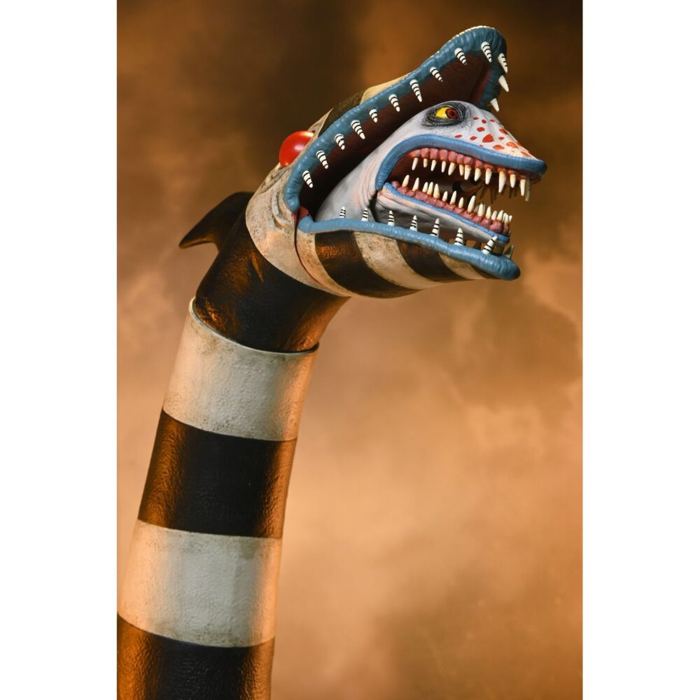 Ultimate “matador” beetlejuice y sandworm. Neca incorpora a su colección ultimate scale action este pack de 2 figuras articuladas de bitelchús y del gusano de arena, basadas en los personajes de la película del 2024 de tim burton "beetlejuice beetlejuice" ("bitelchús bitelchús" en españa). La figura del protagonista con su traje de torero mide aproximadamente 18 cm de alto, mientras que la del gusano de arena tiene 30,5 cm de altura y cuenta con una base imitando el suelo roto de la iglesia. Se incluye 1x capa de tela, 1x placa facial y 2x manos para la figura de bitelchús. Se presentan en una caja ilustrada con ventana.
