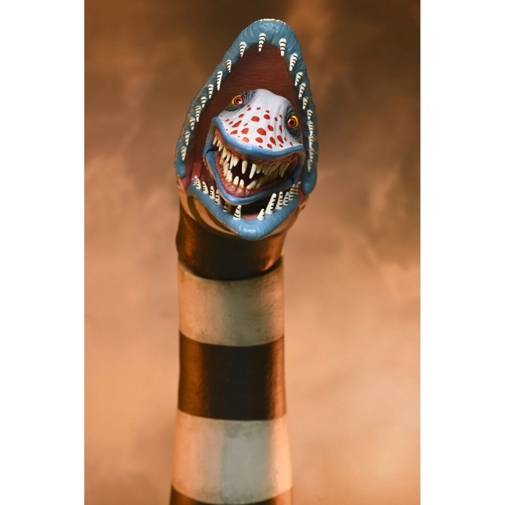 Ultimate “matador” beetlejuice y sandworm. Neca incorpora a su colección ultimate scale action este pack de 2 figuras articuladas de bitelchús y del gusano de arena, basadas en los personajes de la película del 2024 de tim burton "beetlejuice beetlejuice" ("bitelchús bitelchús" en españa). La figura del protagonista con su traje de torero mide aproximadamente 18 cm de alto, mientras que la del gusano de arena tiene 30,5 cm de altura y cuenta con una base imitando el suelo roto de la iglesia. Se incluye 1x capa de tela, 1x placa facial y 2x manos para la figura de bitelchús. Se presentan en una caja ilustrada con ventana.