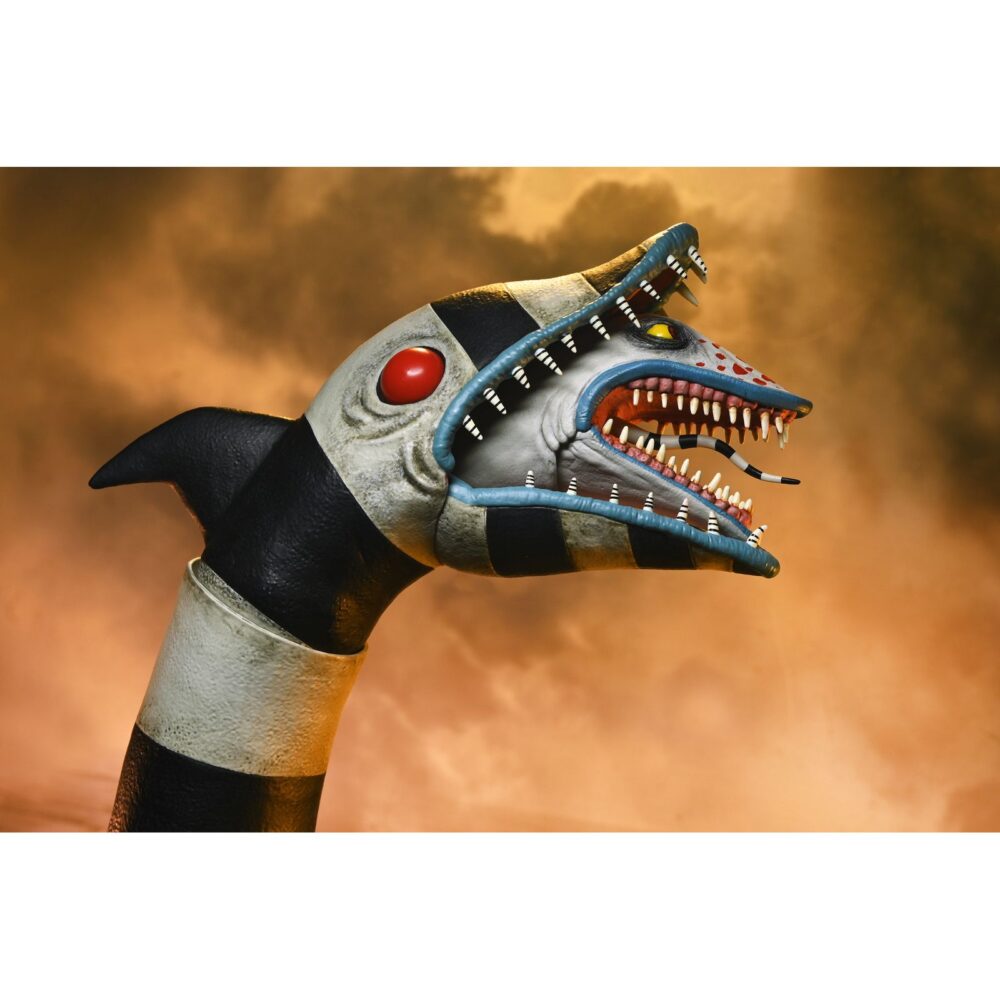 Ultimate “matador” beetlejuice y sandworm. Neca incorpora a su colección ultimate scale action este pack de 2 figuras articuladas de bitelchús y del gusano de arena, basadas en los personajes de la película del 2024 de tim burton "beetlejuice beetlejuice" ("bitelchús bitelchús" en españa). La figura del protagonista con su traje de torero mide aproximadamente 18 cm de alto, mientras que la del gusano de arena tiene 30,5 cm de altura y cuenta con una base imitando el suelo roto de la iglesia. Se incluye 1x capa de tela, 1x placa facial y 2x manos para la figura de bitelchús. Se presentan en una caja ilustrada con ventana.