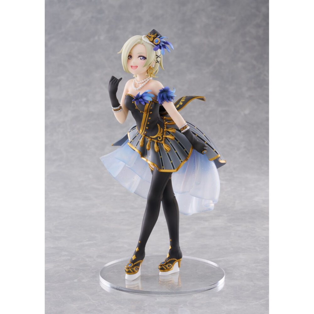 Mia taylor love live! Nijigasaki high school idol club 1/7 scale. Plum pmoa suma a su catálogo la figura a escala 1/7 de mia taylor, la integrante más joven del grupo de idols del anime "love live! Nijigasaki high school idol club". Esta figura, fabricada en pvc, mide aproximadamente 22 cm y destaca por la fidelidad en los detalles y el acabado en la pintura. Se presenta con un elegante atuendo de tonos azules y dorados con detalles translúcidos y una pose cautivadora que captura perfectamente la esencia del personaje. Incluye una base circular transparente para su exposición.