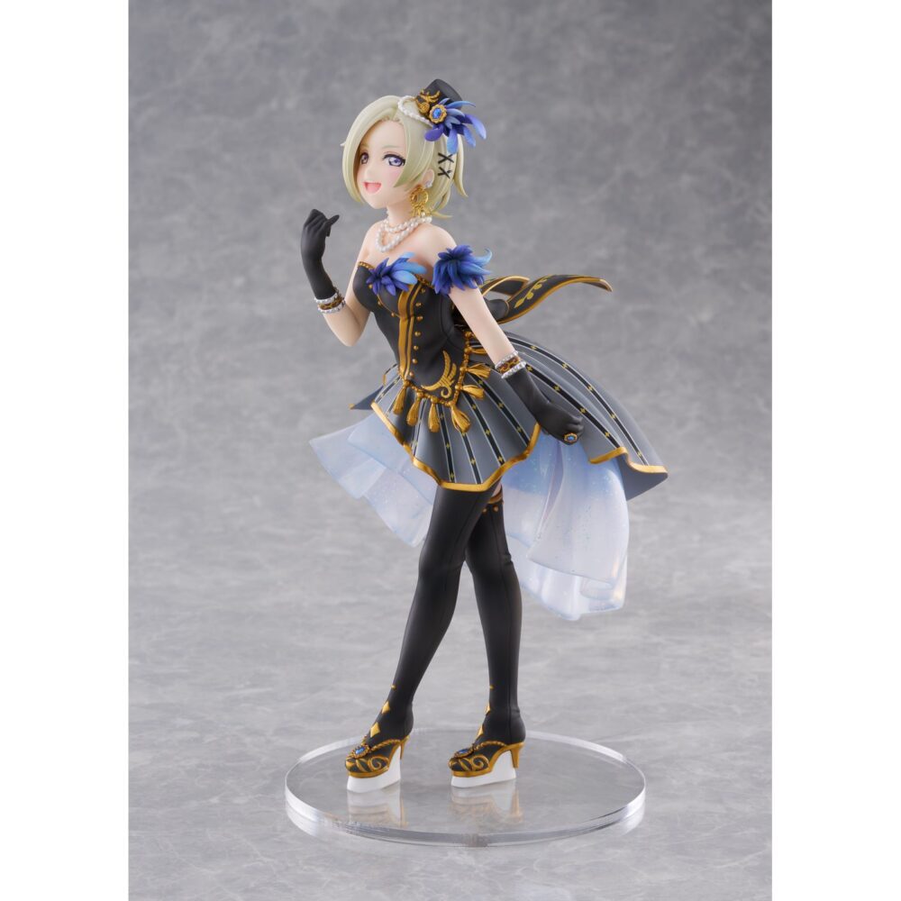 Mia taylor love live! Nijigasaki high school idol club 1/7 scale. Plum pmoa suma a su catálogo la figura a escala 1/7 de mia taylor, la integrante más joven del grupo de idols del anime "love live! Nijigasaki high school idol club". Esta figura, fabricada en pvc, mide aproximadamente 22 cm y destaca por la fidelidad en los detalles y el acabado en la pintura. Se presenta con un elegante atuendo de tonos azules y dorados con detalles translúcidos y una pose cautivadora que captura perfectamente la esencia del personaje. Incluye una base circular transparente para su exposición.