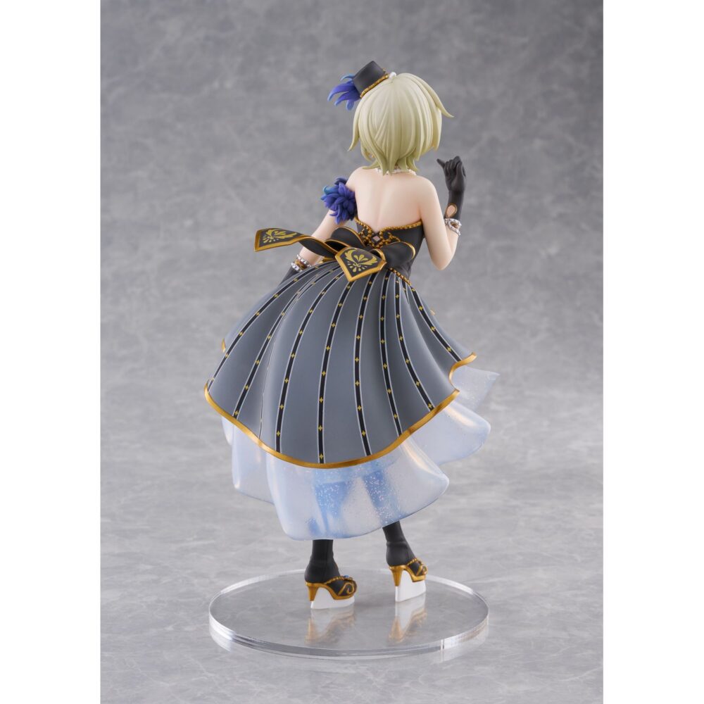 Mia taylor love live! Nijigasaki high school idol club 1/7 scale. Plum pmoa suma a su catálogo la figura a escala 1/7 de mia taylor, la integrante más joven del grupo de idols del anime "love live! Nijigasaki high school idol club". Esta figura, fabricada en pvc, mide aproximadamente 22 cm y destaca por la fidelidad en los detalles y el acabado en la pintura. Se presenta con un elegante atuendo de tonos azules y dorados con detalles translúcidos y una pose cautivadora que captura perfectamente la esencia del personaje. Incluye una base circular transparente para su exposición.