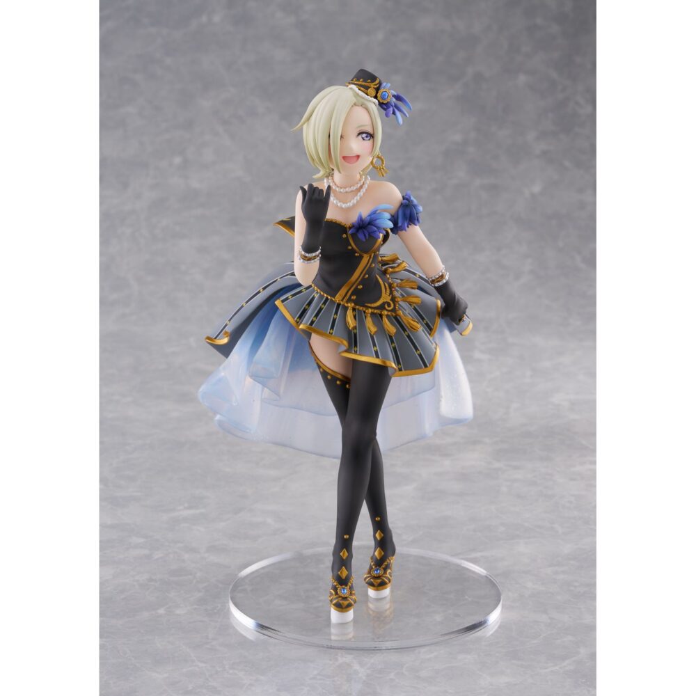 Mia taylor love live! Nijigasaki high school idol club 1/7 scale. Plum pmoa suma a su catálogo la figura a escala 1/7 de mia taylor, la integrante más joven del grupo de idols del anime "love live! Nijigasaki high school idol club". Esta figura, fabricada en pvc, mide aproximadamente 22 cm y destaca por la fidelidad en los detalles y el acabado en la pintura. Se presenta con un elegante atuendo de tonos azules y dorados con detalles translúcidos y una pose cautivadora que captura perfectamente la esencia del personaje. Incluye una base circular transparente para su exposición.