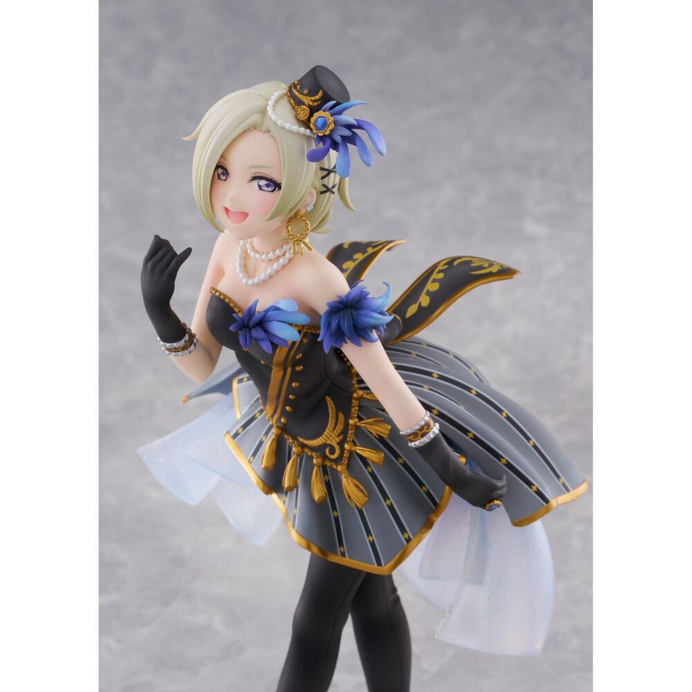 Mia taylor love live! Nijigasaki high school idol club 1/7 scale. Plum pmoa suma a su catálogo la figura a escala 1/7 de mia taylor, la integrante más joven del grupo de idols del anime "love live! Nijigasaki high school idol club". Esta figura, fabricada en pvc, mide aproximadamente 22 cm y destaca por la fidelidad en los detalles y el acabado en la pintura. Se presenta con un elegante atuendo de tonos azules y dorados con detalles translúcidos y una pose cautivadora que captura perfectamente la esencia del personaje. Incluye una base circular transparente para su exposición.