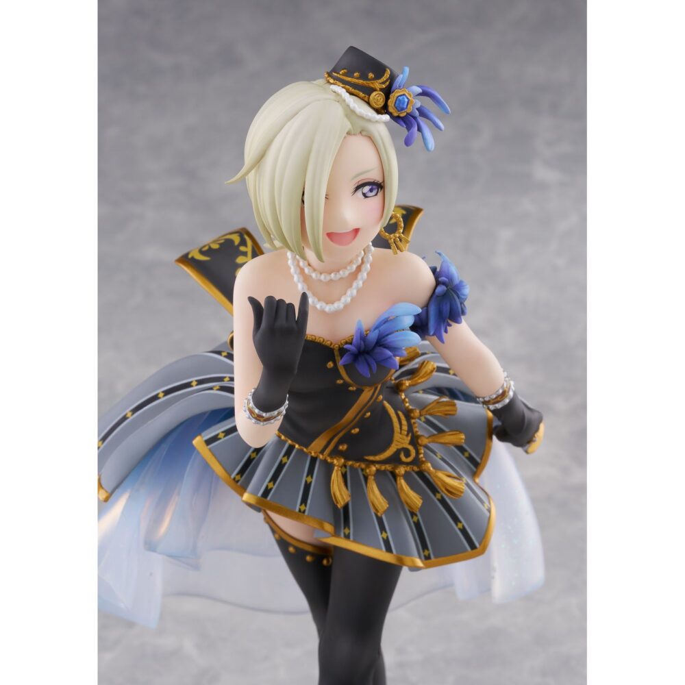 Mia taylor love live! Nijigasaki high school idol club 1/7 scale. Plum pmoa suma a su catálogo la figura a escala 1/7 de mia taylor, la integrante más joven del grupo de idols del anime "love live! Nijigasaki high school idol club". Esta figura, fabricada en pvc, mide aproximadamente 22 cm y destaca por la fidelidad en los detalles y el acabado en la pintura. Se presenta con un elegante atuendo de tonos azules y dorados con detalles translúcidos y una pose cautivadora que captura perfectamente la esencia del personaje. Incluye una base circular transparente para su exposición.